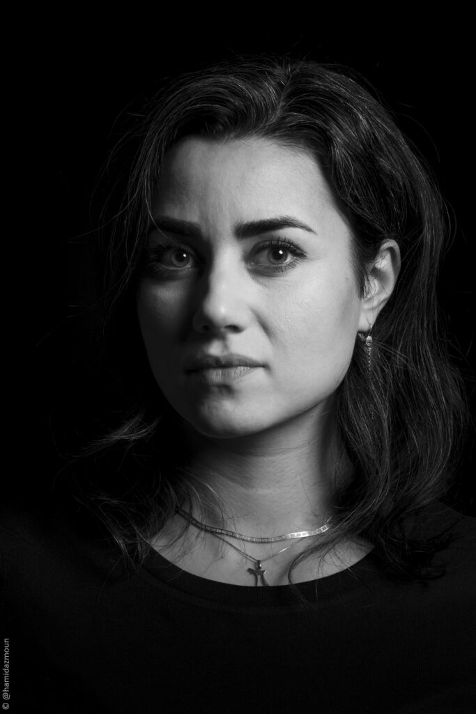 Portrait en noir et blanc d'Aïda Tavakoli